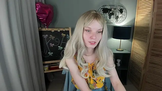 Snapshot of Madelaineses chatting on 11.15.25 Madelaineses online show from 11.15.25