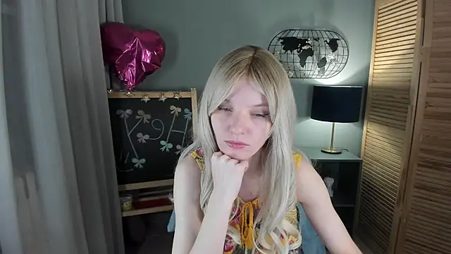 Snapshot of Madelaineses chatting on 11.16.25 Madelaineses online show from 11.16.25