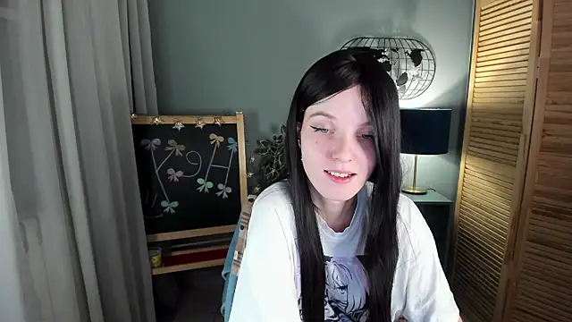 Snapshot of Madelaineses chatting on 11.18.25 Madelaineses online show from 11.18.25