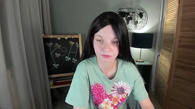 Snapshot of Madelaineses chatting on 11.26.25 Madelaineses online show from 11.26.25