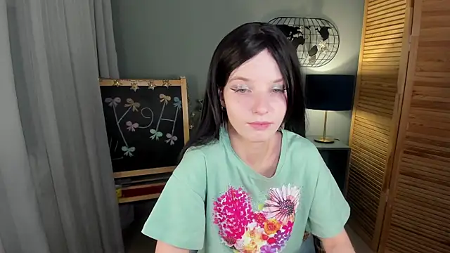 Snapshot of Madelaineses chatting on 12.02.25 Madelaineses online show from 12.02.25