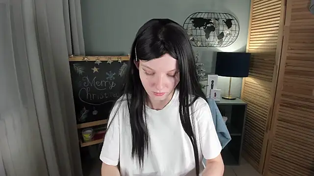 Snapshot of Madelaineses chatting on 12.18.25 Madelaineses online show from 12.18.25