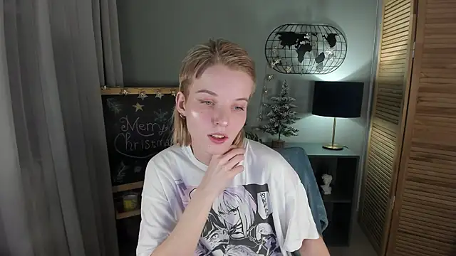 Snapshot of Madelaineses chatting on 12.20.25 Madelaineses online show from 12.20.25