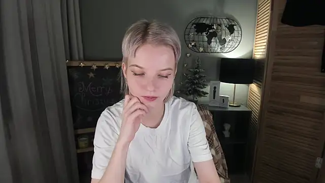 Snapshot of Madelaineses chatting on 01.07.26 Madelaineses online show from 01.07.26