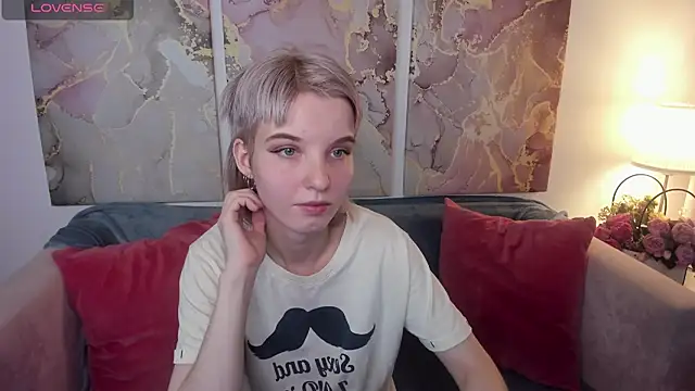 Snapshot of Madelaineses chatting on 01.11.26 Madelaineses online show from 01.11.26