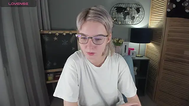 Snapshot of Madelaineses chatting on 01.13.26 Madelaineses online show from 01.13.26