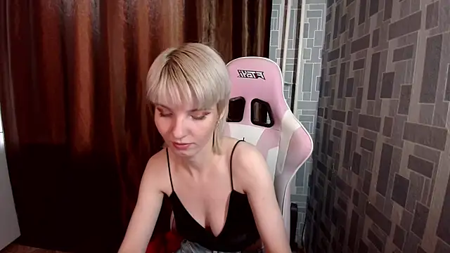 Snapshot of Madelaineses chatting on 02.07.26 Madelaineses online show from 02.07.26