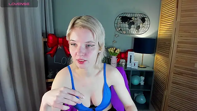 Snapshot of Madelaineses chatting on 02.22.26 Madelaineses online show from 02.22.26