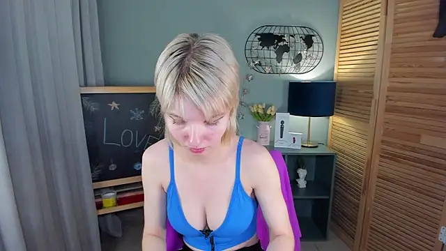 Snapshot of Madelaineses chatting on 02.26.26 Madelaineses online show from 02.26.26