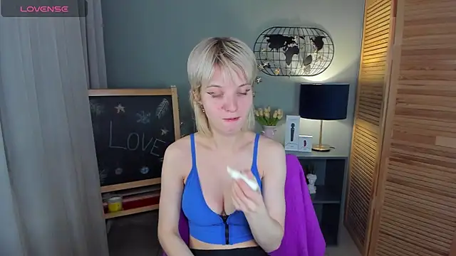 Snapshot of Madelaineses chatting on 02.28.26 Madelaineses online show from 02.28.26