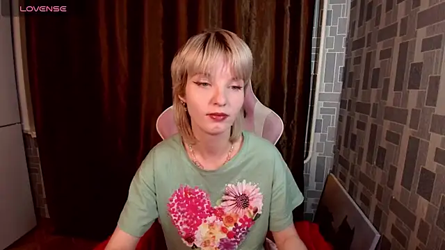 Snapshot of Madelaineses chatting on 03.14.26 Madelaineses online show from 03.14.26