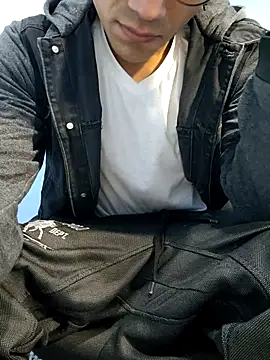 Snapshot of Mirreylatino chatting on 11.14.25 Mirreylatino online show from 11.14.25