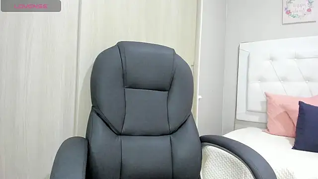 Snapshot of andrea__hills chatting on 10.04.25 andrea hills online show from 10.04.25