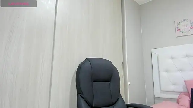 Snapshot of andrea__hills chatting on 10.10.25 andrea hills online show from 10.10.25