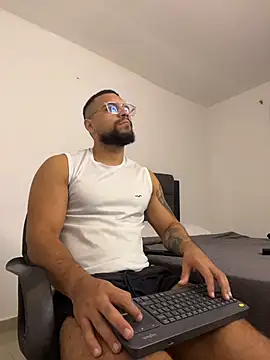 Snapshot of vincentjaxon chatting on 10.22.25 vincentjaxon online show from 10.22.25