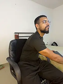 Snapshot of vincentjaxon chatting on 11.25.25 vincentjaxon online show from 11.25.25