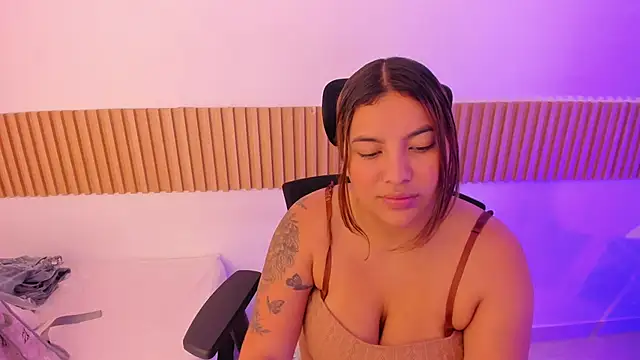 Snapshot of OliviaSweett chatting on 10.11.25 OliviaSweett online show from 10.11.25