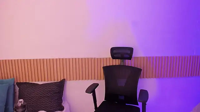 Snapshot of OliviaSweett chatting on 11.03.25 OliviaSweett online show from 11.03.25