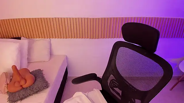 Snapshot of OliviaSweett chatting on 11.15.25 OliviaSweett online show from 11.15.25