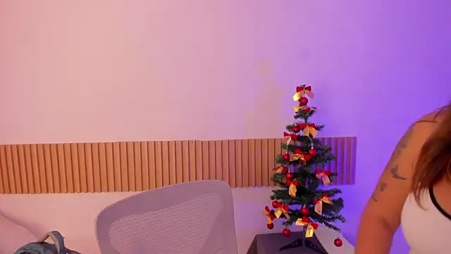 Snapshot of OliviaSweett chatting on 12.14.25 OliviaSweett online show from 12.14.25