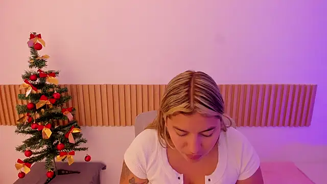 Snapshot of OliviaSweett chatting on 12.22.25 OliviaSweett online show from 12.22.25