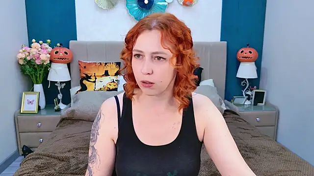 Snapshot of Evie_Bennet chatting on 10.27.25 Evie Bennet online show from 10.27.25