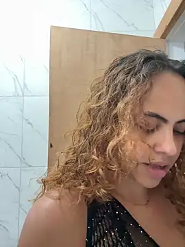 Snapshot of Chloe_Leaozinho chatting on 10.13.25 Chloe Leaozinho online show from 10.13.25