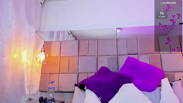 Snapshot of antoneella_jones chatting on 12.01.25 antoneella jones online show from 12.01.25