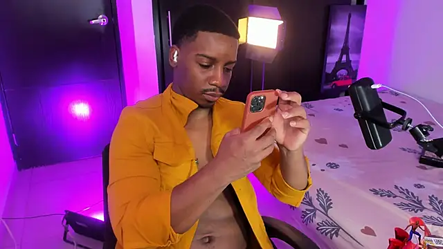 Snapshot of andyadan chatting on 11.04.25 andyadan online show from 11.04.25