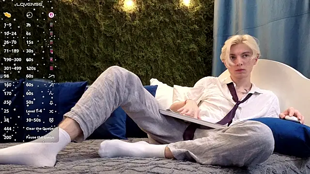 Snapshot of fiachand chatting on 11.21.25 fiachand online show from 11.21.25