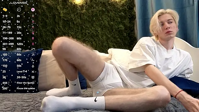 Snapshot of fiachand chatting on 11.22.25 fiachand online show from 11.22.25