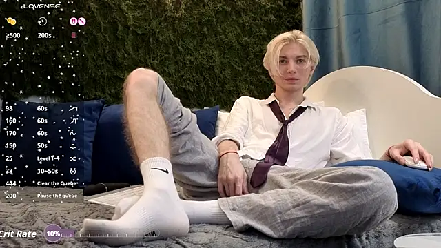 Snapshot of fiachand chatting on 11.23.25 fiachand online show from 11.23.25