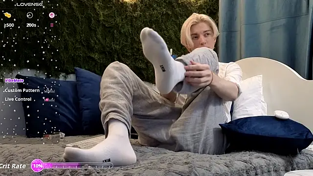 Snapshot of fiachand chatting on 11.27.25 fiachand online show from 11.27.25