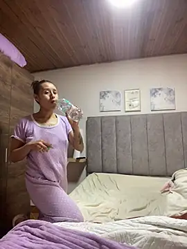 Snapshot of juliana-mancini chatting on 11.19.25 juliana-mancini online show from 11.19.25