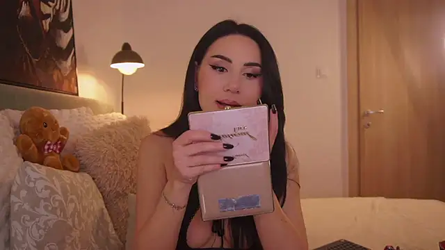 Snapshot of LauLaveau chatting on 01.10.26 LauLaveau online show from 01.10.26