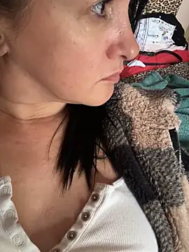 Snapshot of TriumphLove chatting on 10.02.25 TriumphLove online show from 10.02.25