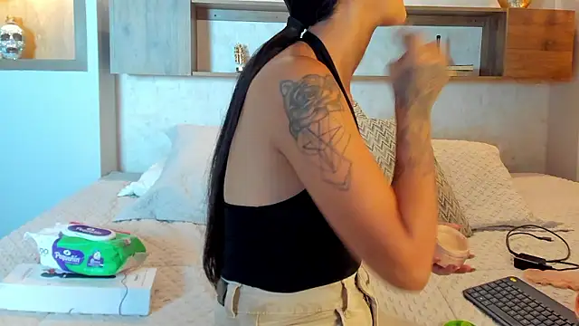 Snapshot of Emilly_Beaumont chatting on 01.08.26 Emilly Beaumont online show from 01.08.26