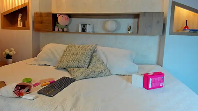 Snapshot of Emilly_Beaumont chatting on 02.22.26 Emilly Beaumont online show from 02.22.26