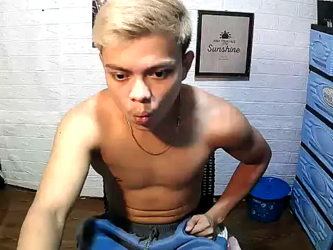 Snapshot of Pinoy_slutcummer69 chatting on 10.21.25 Pinoy slutcummer69 online show from 10.21.25