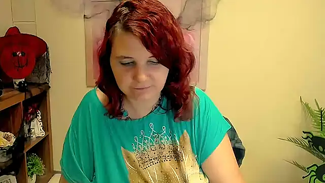 Snapshot of TwoBigSuns chatting on 10.14.25 TwoBigSuns online show from 10.14.25