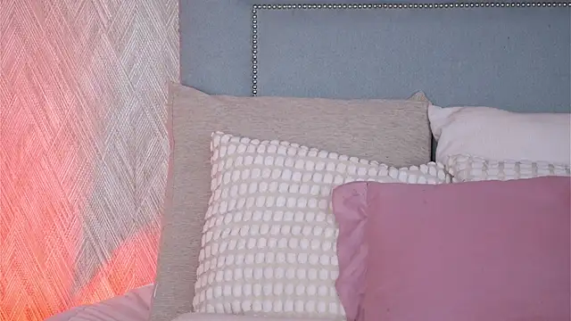 Snapshot of Sofy_Bradd chatting on 10.31.25 Sofy Bradd online show from 10.31.25