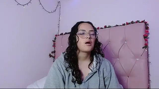 Snapshot of manumeow1 chatting on 12.14.25 manumeow1 online show from 12.14.25