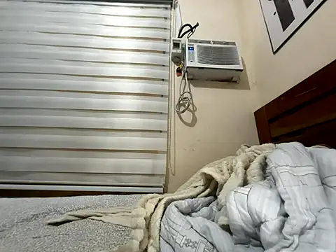 Snapshot of Sluttgwen69 chatting on 11.22.25 Sluttgwen69 online show from 11.22.25