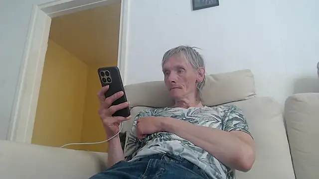 Snapshot of k74robert chatting on 11.04.25 k74robert online show from 11.04.25