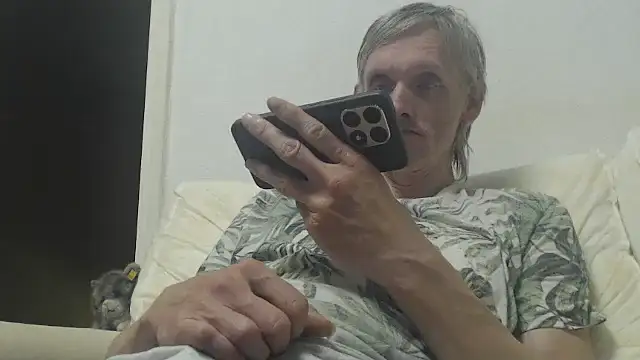 Snapshot of k74robert chatting on 11.07.25 k74robert online show from 11.07.25