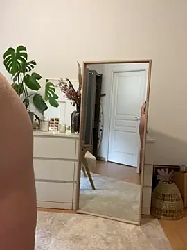 Snapshot of chloedlm5 chatting on 10.18.25 chloedlm5 online show from 10.18.25