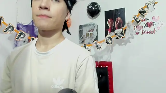 Snapshot of Thiago_Divine_ chatting on 10.18.25 Thiago Divine  online show from 10.18.25