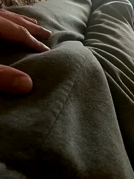 Snapshot of MuzzyFacing chatting on 11.28.25 MuzzyFacing online show from 11.28.25