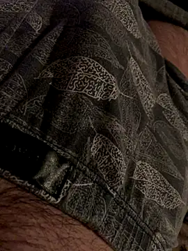 Snapshot of MuzzyFacing chatting on 12.02.25 MuzzyFacing online show from 12.02.25