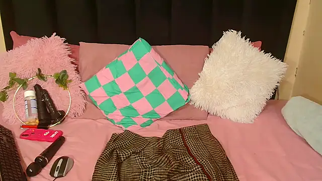 AmazingDarkDoll online show from 10.15.25